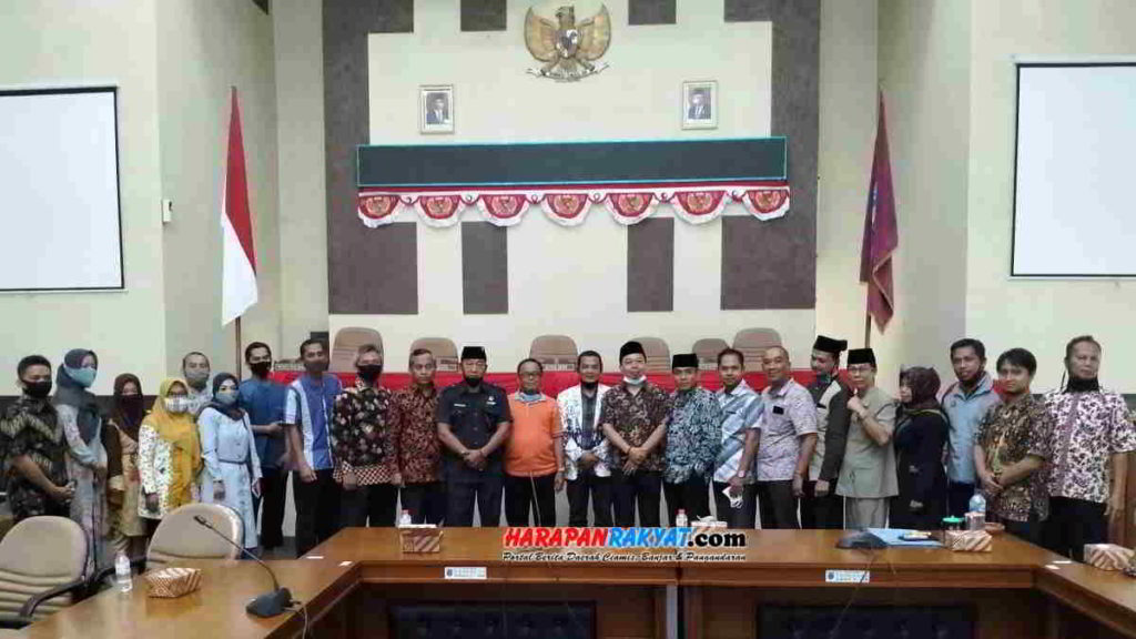 Forum Guru dan Tenaga Kependidikan Honorer Non Kategori (GTKHNK) 35+ Kota Banjar usai audiensi bersama DPRD Kota Banjar. Foto: Muhlisin/HR.