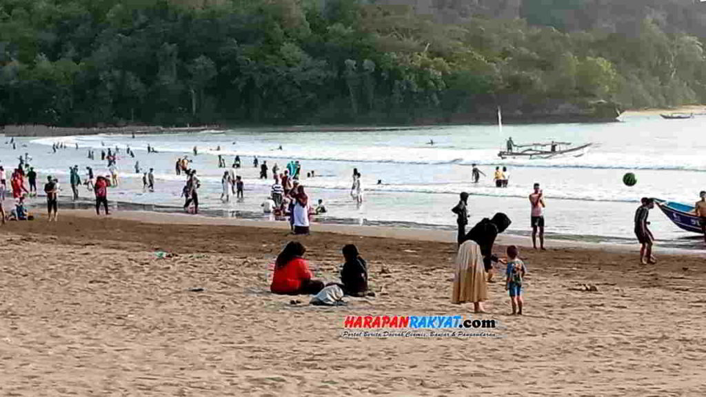 Pantai Pangandaran semakin ramai, setiap sore dipenuhi wisatawan. Foto: Entang SR/HR.