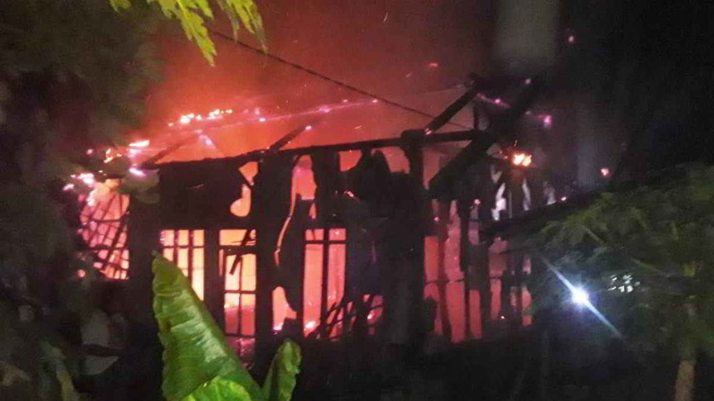 Sebuah rumah ludes terbakar saat pemiliknya sedang shalat. Rumah yang terbakar itu milik Emuh Sapuloh, warga RT. 12/04, Dusun Raksabaya, Kecamatan Cimaragas, Kabupaten Ciamis, Jawa Barat. Foto: Ilustrasi.