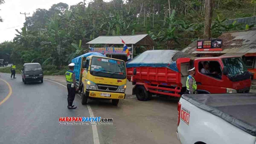 Truk Pasir di Pangandaran