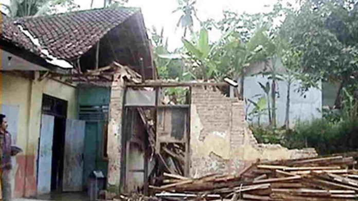 2 Ruang Kelas SDN 2 Pasawahan Ciamis Ambruk Karena Sudah Lapuk