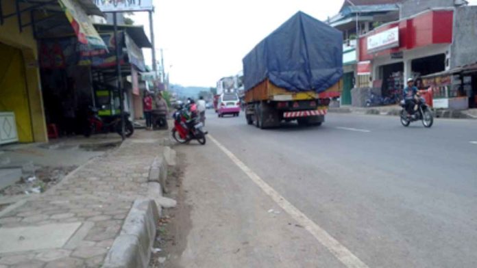 pembangunan trotoar