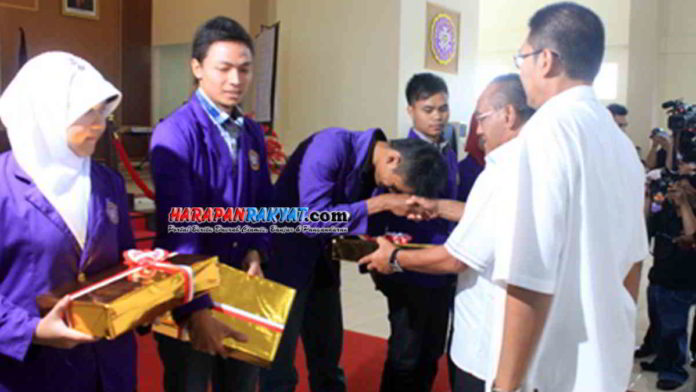 Bakrie Foundation Berikan 9 Laptop Buat Mahasiswa Unigal