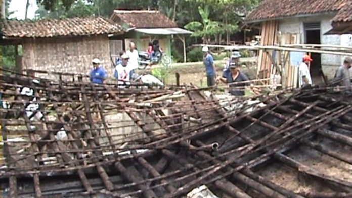 Diserang Angin dan Hujan, Rumah Mulyadi Ambruk
