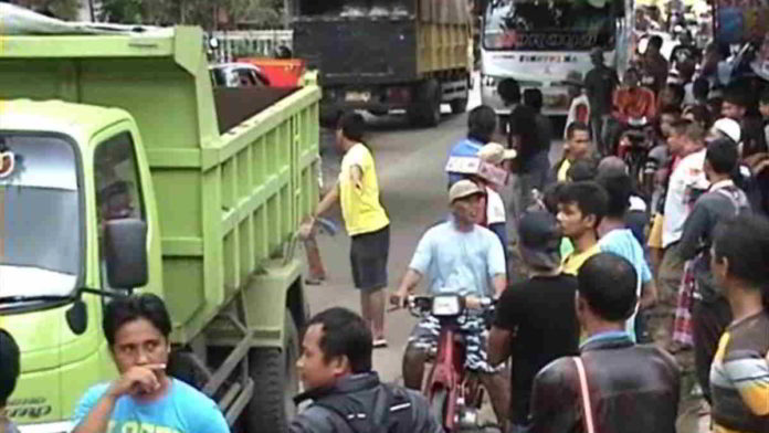 Warga Cijulang Hadang Truk Pasir Besi