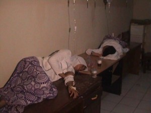 2 orang Santri asal Padaherang tertidur lesu akibat keracunan yang diduga kuat setelah mereka mengkonsumsi soto di acara hajatan, di Lakbok, Rabu Malam (13/2)