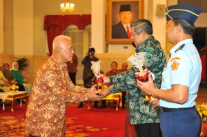 Walikota Banjar, DR. Herman Sutrisno, MM, saat menerima penghargaan Adhikarya Pangan Nusantara (APN) tingkat Nasional Katergori Pembina Ketahanan Pangan, yang diserahkan langsung oleh Presiden RI, Susilo Bambang Yudhoyono, di Istana Negara, beberapa waktu lalu.