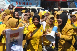 Wakil Ketua II DPD Partai Golkar Kota Banjar, Hj. Ade Uu Sukaesih, SIP, M.Si, bersama timnya saat mengkampanyekan Cagub-Cawagub Jabar Nomor Urut 2 Yance-Tatang, di kawasan Pasari Banjar, Jum'at (15/2).