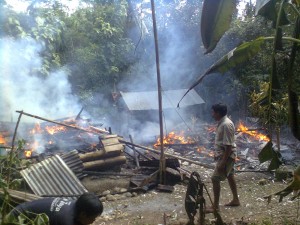 Rahmat (41) tampak berdiri di tengah reruntuhan rumanya yang ludes terbakar dilalap si jago merah, Jum'at pagi (15/2)