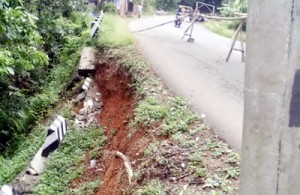 Tembok/ pagar pembatas jalan di Dusun Madura, Desa Purwasari, Kecamatan Kawali ambruk sejak dua bulan lalu. Warga dan pengguna jalan khawatir akan terperosok ke jurang, jika kawasan itu tidak segera diperbaiki. Foto : Eji Darsono/HR.