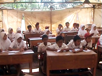 Siswa SDN 2 Ciparakan kalipucang terpaksa belajar di tenda darurat, akibat minimnya ruangan kelas. Foto : Entang/HR.