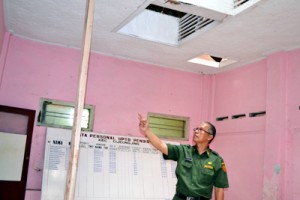 Kepala UPTD Pendidikan Kec. Cijengjing menunjukkan atap ruang kantor yang rusak dan hampir ambruk. Foto : Dian Sholeh Wardiana P/HR.