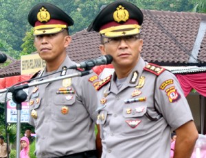 AKBP. Sambodo Purnomo Yogo, S.IK, MTCP., dan AKBP. Asep Saepudin, S.IK., saat acara pisah sambut Kapolresta Banjar yang digelar di halaman Mapolresta Banjar. Poto diambil Selasa (5/3). Foto : Eva Latifah/HR.