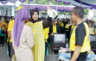 Hj. Ade Uu Sukaesih, S.IP., M.Si., didampingi ketua Agun Center H. Gunawan memberikan santunan asuransi Kartu Tanda Anggota Partai Golkar kepada ahli waris kader dari Desa Waringinsari Kec. Langensari. Foto : Deni Supendi/HR.