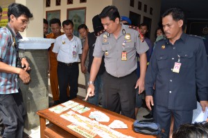 Wakapolres Ciamis, Kompol Hasyim, didampingi Kasat Reskrim Polres Ciamis, AKP Shohet SH.,MH, tengah menggelar ekspose dan memberikan keterangan pers terkait kasus pengedar upal  yang ditangkap di Padaherang dan kasus sabung ayam di Purwodadi, Selasa (16/4).