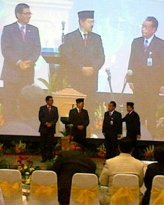 Ketua Komisi II DPR-RI Drs. Agun Gunandjar Sudarsa, Mendagri Gamawan Fauzi dan Dirjen Otda Kemendagri Juharmansyah, saat meresmikan 11 DOB yang kemudian ditandai penandatangani prasasti.