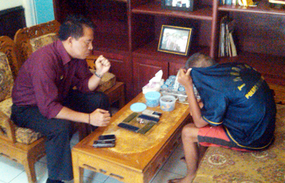 Dihadapan Kasat. Reserse Kriminal, AKP. Kosasih, SIP., AG (15), tampak tertunduk sambil menutupi wajahnya saat menjalani pemeriksaan lanjutan, Senin (8/4). Foto : Pepep Riswanto Akbar/HR.