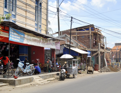 Sejumlah bangunan kios di Lingkungan Jelat, Kelurahan Pataruman, dinilai menyalahi aturan karena âmemakanâ sempadan jalan, atau area trotoar yang diperuntukkan bagi pejalan kaki. Foto : Deni Supendi/HR.