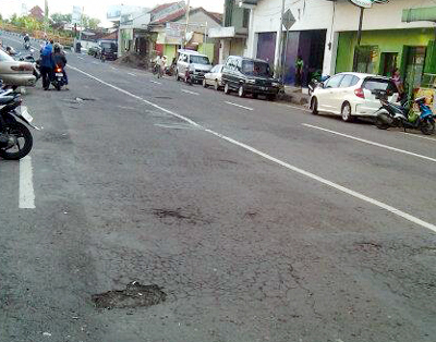 Sejumlah ruas jalan di wilayah perkotaan kini mengalami kerusakan, seperti terlihat di Jl. Letjen. Soewarto, tepatnya sekitar Viaduct. Para pengendara harus berhati-hati karena kondisi jalan berlobang. Foto : Pepep Riswanto Akbar/HR.