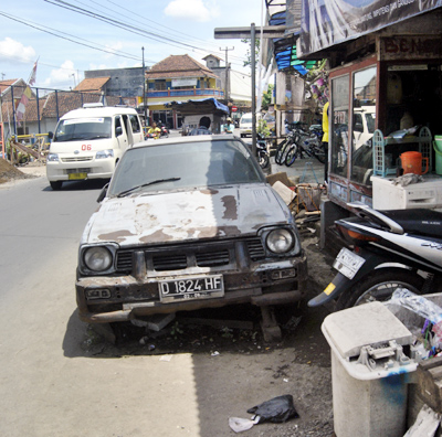 Keberadaan mobil sedan tua yang sejak lama terparkir di badan jalan sekitar jembatan Ciroas, dikeluhkan warga. Pasalnya, mobil tersebut mengganggu pemandangan dan arus lalu lintas. Foto : Deni Supendi/HR.