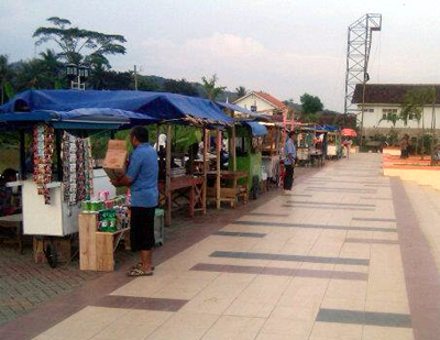Pedagang kaki lima (PKL) di kawasan Lapang Bakti akan segera ditata. Rencanannya Dinas Perindustrian, Perdagangan dan Koperasi (Disperindagkop) akan fasilitasi penyeragaman tenda dan roda pedagang. Foto : Eva Latifah/HR.