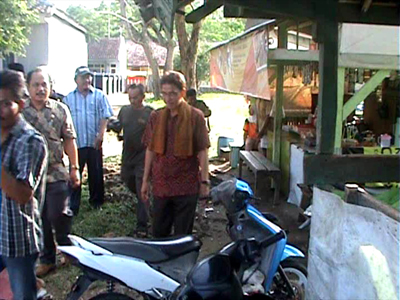 Plt Bupati Pangandaran, Dr. Drs. H. Endjang Affandai, M.Si., saat mengunjungi warga di Kec. Kalipucang.