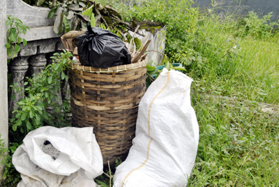 Sampah terlihat menumpuk di pinggir Jl. H. Lili Kusumah, Tanjungsukur, Kelurahan Hegarsari, Kecamatan Pataruman, Kota Banjar, akibat mobil dump truk sampah sering terlambat datang. Foto : Eva Latifah/HR.