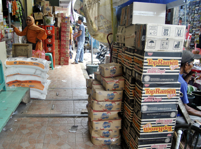 Tumpukan barang milik pedagang di Pasar Banjar yang disimpan di bagian trotoar dianggap mengganggu hak pejalan kaki, serta menambah kesemrawutan suasana pasar. Foto : Eva Latifah/HR.