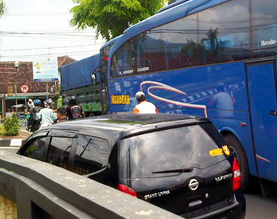 Meski rambu larangan melintas bagi kendaraan bus, truk dan tronton sudah dipasang di Jl. Kapten Jamhur, tapi tetap saja tidak digubris oleh para pengemudinya. Foto : Pepep Riswanto Akbar/HR.