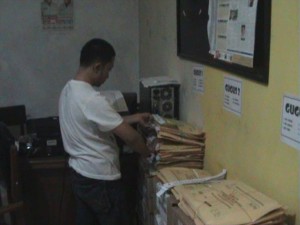 Seorang petugas sedang memeriksa lembar soal dan jawaban. (Poto; Ntang)