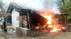 Diduga gara-gara pountung rokok, warung bensin milik Rasikin dilalap si jago merah. (ntang/ HR) 