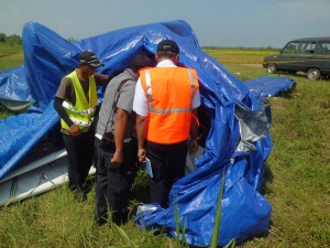Petugas Bandara yang dibantu Polsek Cijulang tengah mengeveakuasi pesawat Cessna yang mengalami kecelakan, di Bandara Nusawiru Kecamatan Cijulang, Kabupaten Pangandaran, Jum"at ((3/5).