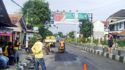 pihak Kementerian Pekerjaan Umum, tengah memperbaiki jalan rusak  di ruas jalan Ahmad Yani, Ciamis   pada pekan lalu. Menurut pihak PU , perbaikan jalan tersebut di perkirakan akan bertahan selama satu tahun , dengan syarat Volume dan Tonase kendaraan terkontrol dengan baik. Jika tidak pihak PU tidak menjamin dalam kurun waktu kurang dari satu tahun sudah terdapat kerusakan jalan yang kerap memakan korban laulintas. Foto : Dicky Haryanto Adjid/HR.