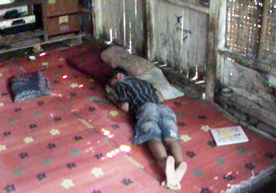Pahri saat sedang tertidur di rumahnya. Dia enggan pergi ke sekolah, karena trauma sikap gurunya yang âgalakâ. Foto : Entang/HR.