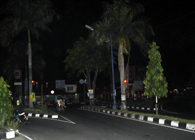 Jl. Kapten Jamhur terlihat gelap akibat sejumlah lampu penerang jalan umum (PJU) yang ada di jalan tersebut padam sejak beberapa hari lalu. Poto diambil Selasa (30/4). Foto : Pepep Riswanto Akbar/HR.