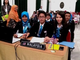3 Orang Siswa SMA Negeri 2 Ciamis, saat mengikuti Lomba Simulasi Sidang ASEAN tingkat Jawa Barat, yang diselenggarakan oleh Kementrian Luar Negeri dan Universitas Pasundan, di Bandung pada bulan Maret lalu. Dalam lomba ini, SMA Negeri 2 Ciamis meraih juara ke 3.