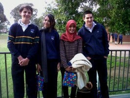 Siswa SMA Negeri 2 Ciamis, Cindy May Mc Guira (kedua dari kiri), saat menjadi duta pelajar Indonesia yang diberangkatkan ke Malbaurene Austrialia pada tahun 2012 lalu.
