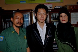 Siswa SMA Negeri 2 Ciamis, Muhammad Rizki Nugraha (tengah) bersama Wakasek Bidang SDM Drs. Mochamad Sholehudin, M.Pd, dan Wakasek Manajemen Mutu SMA Negeri 2 Ciamis, Dra. Dede Ika Rostika, M.Pd. Muhammad Rizki adalah salah satu dari 8 siswa di Jawa Barat yang akan diberangkatkan ke Australia pada bulan Juli mendatang, sebagai Duta Pelajar Indonesia tahun 2013.