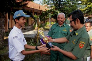 Kepala SMA Negeri 2 Ciamis, Dr. H. Endang Rahmat, saat memberikan piala kepada siswa yang meraih prestasi dalam ajang perlombaan tingkat provinsi, beberapa waktu lalu.