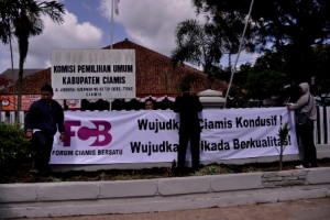 Forum Ciamis Bersatu (FCB) saat memasang spanduk seruan Wudjudkan Ciamis Kondusif! Wujudkan Pilkada Berkualitas!, di pagar depan Kantor KPUD Ciamis, Kamis (27/6).