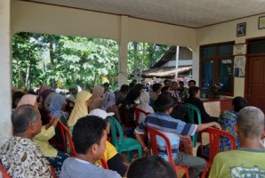 Pertemuan hari kedua antara warga RW.19 Lingkungan Sumanding Kulon, Kel. Mekarsari, Kec/Kota Banjar, dengan pihak PT Pertamina, dan disaksikan Lurah Mekarsari, pihak kepolisian serta Satpol PP Kota Banjar, di Bale RW 19, Selasa (25/6).