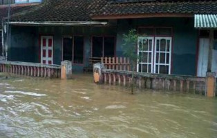 Hingga tadi siang, banjir masih merendam sejumlah permukiman warga di Kecamatan Panumbangan. Daerah Panumbangan merupakan yang terparah terkena dampak banjir, karena di wilayah tersebut banyak anak sungai Citanduy dan dekat dengan bantaran Sungai Citanduy. Foto: Eli Suherli/HR