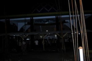 Kondisi Mesjid Nurul Falah di Dusun Cirahab, Desa Bendasari, Kecamatan Sadananya, Kabupaten Ciamis, yang bangunan belum rampung. Bupati Engkon, saat menggelar tarling perdananya di mesjid ini, memberikan bantuan uang sebesar Rp. 5 juta dan semen 200 sak, Senin malam (15/07).  Foto: Dicky Heryanto Adjid/HR