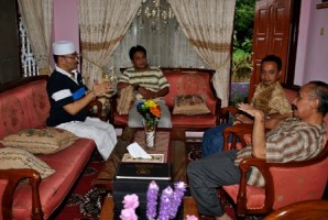 Bagus bersilaturahmi dengan Mantan Bupati Ciamis H. Dedi Sobandi, Sabtu (27/7) di kediaman Dedi, di Panumbangan. Foto: Diki Heryanto Adjid/HR 