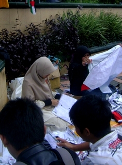 Mahasiswa yang tergabung dalam Forum Silaturahmi Dakwah Kampus, menjual baju dan merchandise berbau Palestina, saat acara kunjungan pejuang Palestina, Mahmoud Althou, di Mesjid Agung Ciamis, Jum’at (20/07). Foto: Dicky Heryanto Adjid/HR