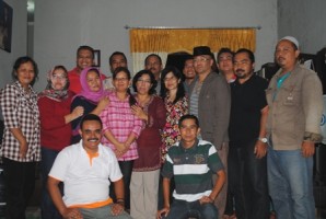 Calon Bupati Ciamis, Bagus Arief Wiwaha bersama teman Alumni SMP Negeri Ciamis usai menggelar acara buka bersama, di Perum Kertasari, Kecamatan Ciamis, Rabu (10/7). Foto: Dicky Heryanto Adjid/HR