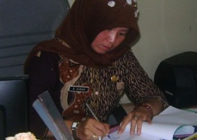 Kepala Desa Kujangsari, Siti Aisyah