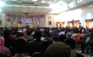 Kader dan simpatisan Parpol koalisi 234 plus juga ditambah tm Relawan BUMI, saat menghadiri acara konsolidasi pemenangan Budi- Mita di Pilkada Ciamis, yang digelar di Gedung Islamic Center Ciamis, Jum'at (19/7). Foto: Dian Sholeh Wardiana/HR