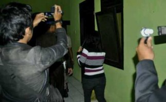 Petugas Satpol PP Kota Banjar, saat menggelandang, AY, perempuan berusia 18 tahun yang mengaku warga Kecamatan Pamarican, Kabupaten Ciamis, di sebuah hotel melati di Jalan Letjen Soewarto Kota Banjar, Jum’at malam (26/7). Foto: Pepep Riswanto Akbar/HR