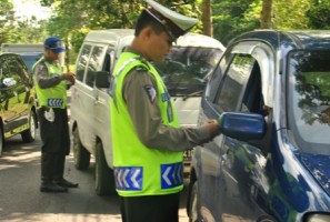 Anggota Satlantas Polresta Banjar saat menggelar razia kendaraan di wilayah perbatasan Jabar-Jateng, tepatnya di dekat Sungai Cijulang Randegan Purwaharja Kota Banjar, Minggu (28/7). Foto: Pepep Riswanto Akbar/HR